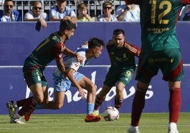 Larrubia, uno de los cinco malagueños en el once inicial, caracolea entre Pomares y Moyano en una acción en la que cayó en el área y acabó reclamando penalti.