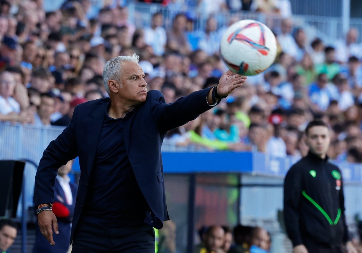 Pellicer da instrucciones a sus jugadores desde la banda.