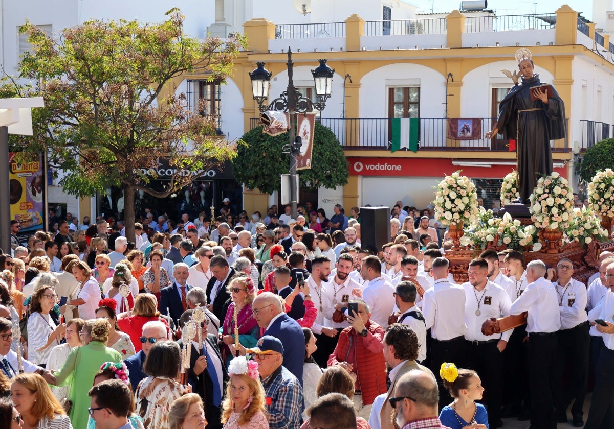 San Pedro Alcántara salió en procesión arropado por todos sus fieles.