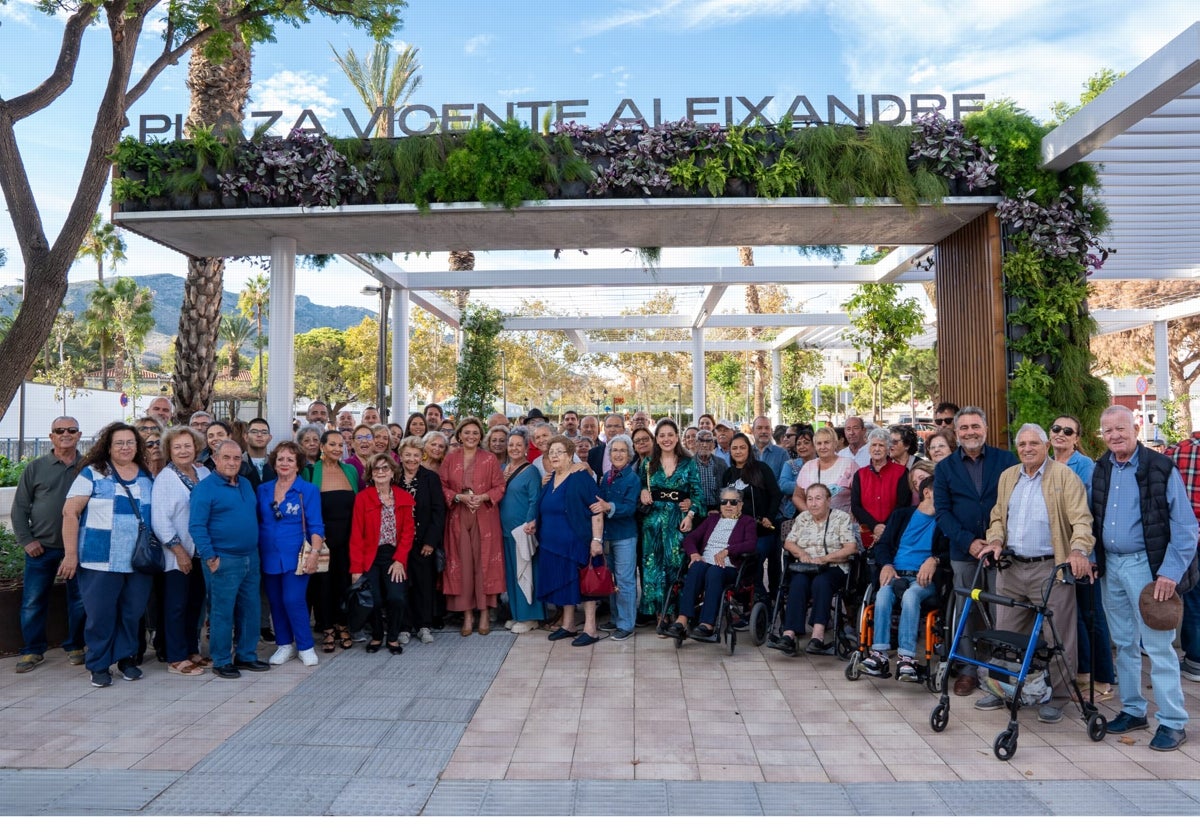 La alcaldesa, con miembros del equipo de Gobierno y vecinos, en la nueva plaza.