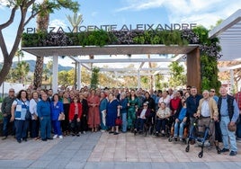 La alcaldesa, con miembros del equipo de Gobierno y vecinos, en la nueva plaza.