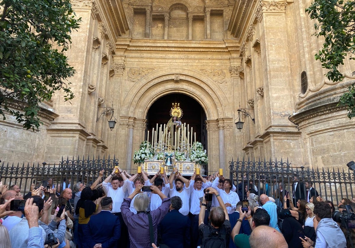 Momento de la salida de la Virgen del Carmen de Olías desde el interior de la Catedral.