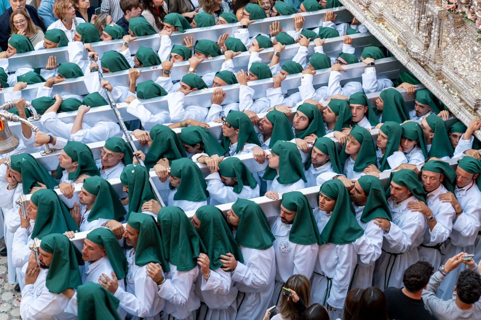 La procesión extraordinaria de la La Virgen de Gracia y Esperanza, en imágenes