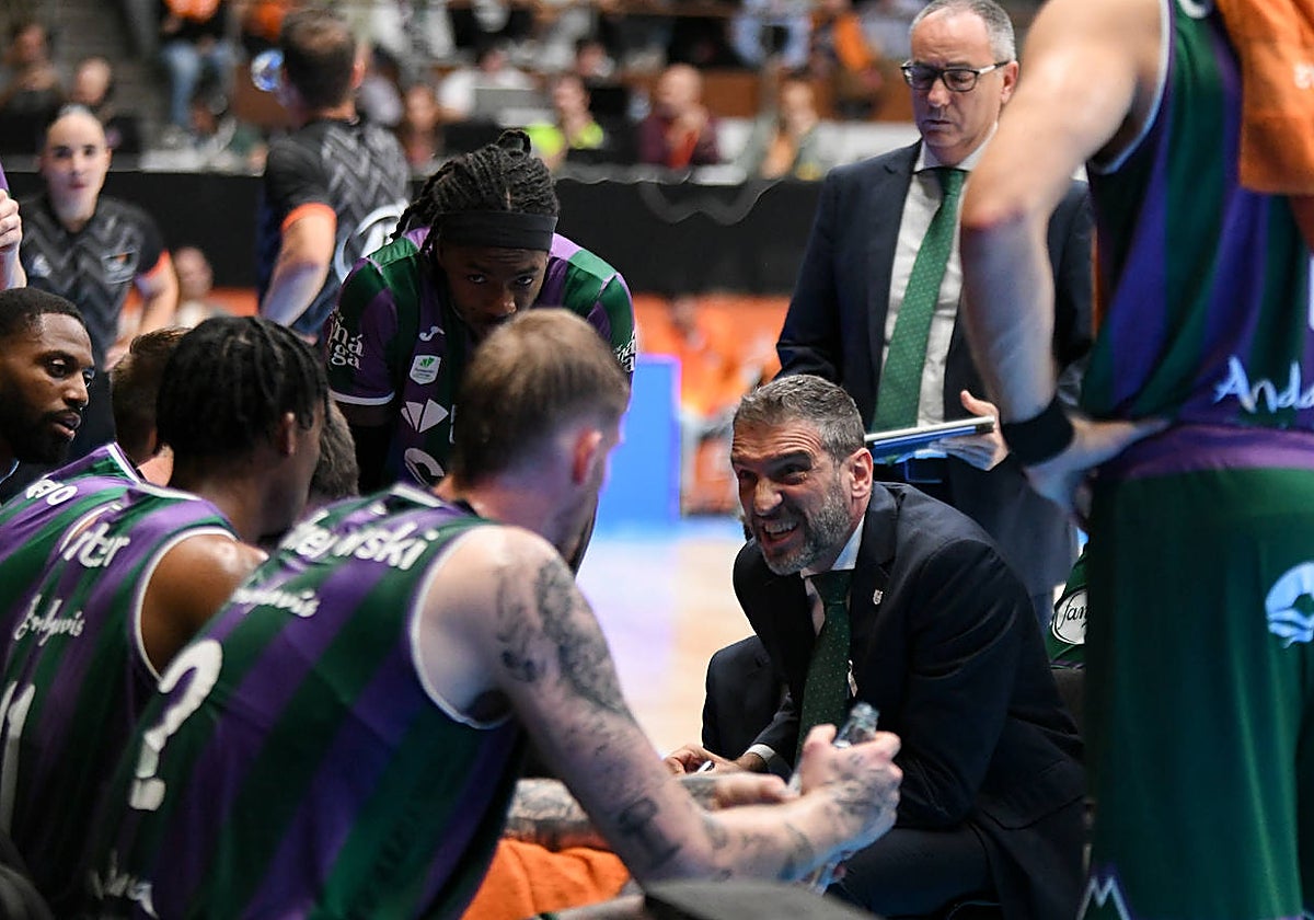 Ibon Navarro da instrucciones en el partido ante el Leyma Coruña.