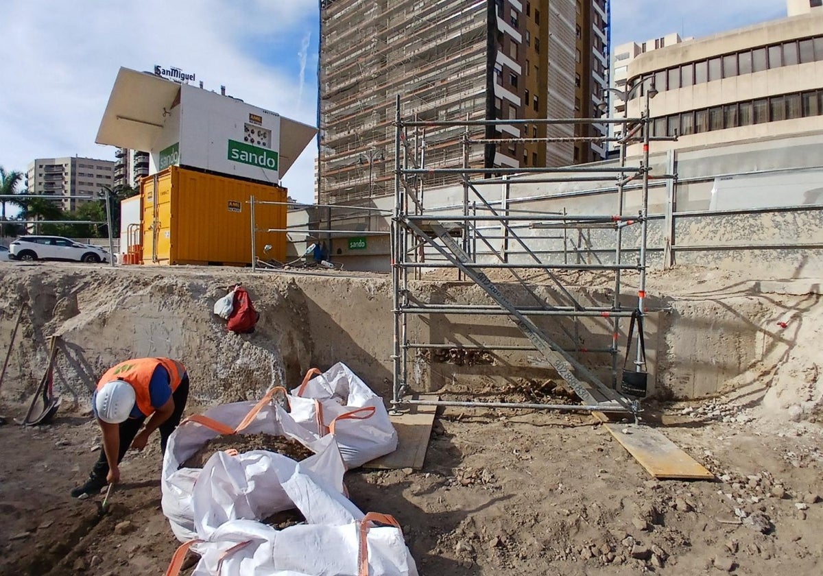 El nuevo generador de energía solar, al fondo, en el tajo del metro en Armengual.