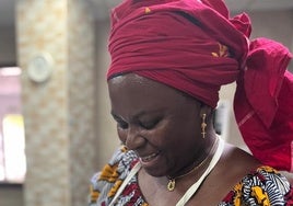 Joyce Gyimah preparando y repartiendo comida.