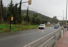 Tráfico de vehículos, a su paso por Alhaurín de la Torre.