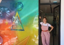 La artista Marta Bernad, a la entrada del espacio Artelier 21, junto a un mural de Darko.