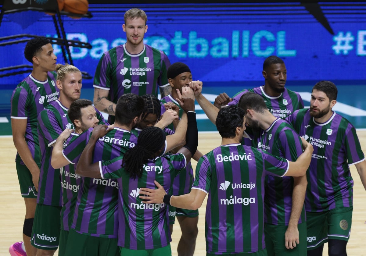 Los jugadores del Unicaja hacen piña antes del partido ante el King Szczecin polaco.