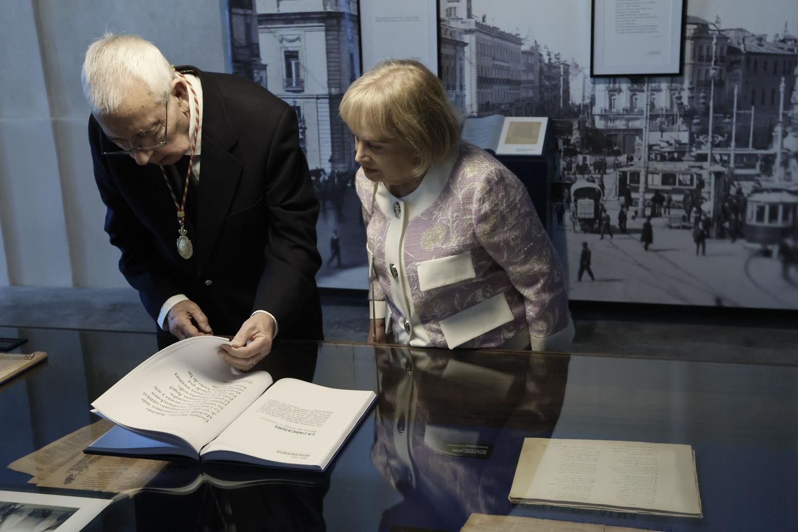 El Rey inaugura en Sevilla la muestra &#039;Los Machado. Retrato de familia&#039; con 200 manuscritos, cartas y fotos