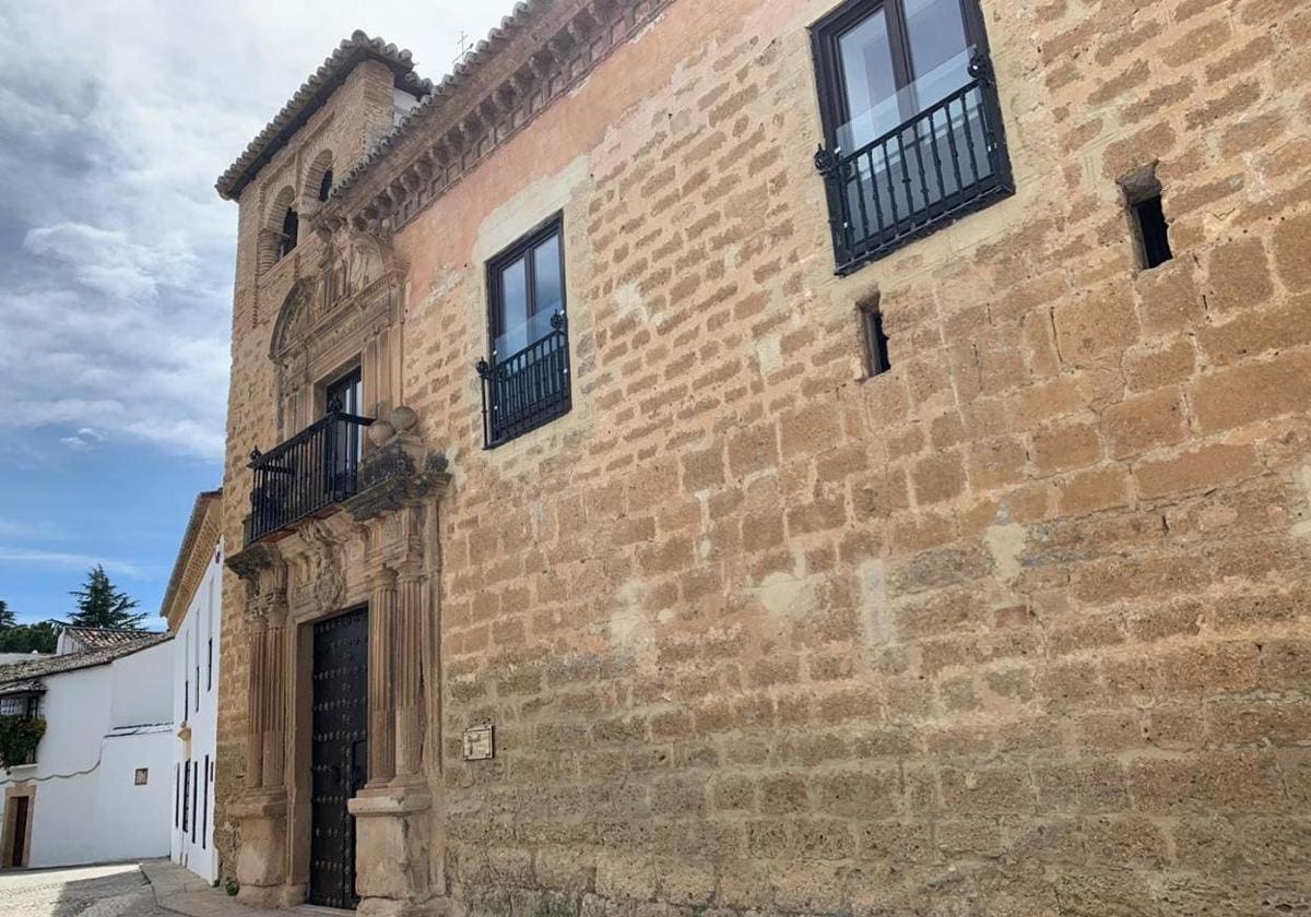 El Palacio de Mondragón es la sede del Museo.