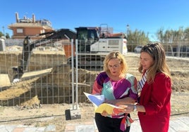 La alcaldesa y la concejal de Urbanismo supervisan el inicio de las obras.