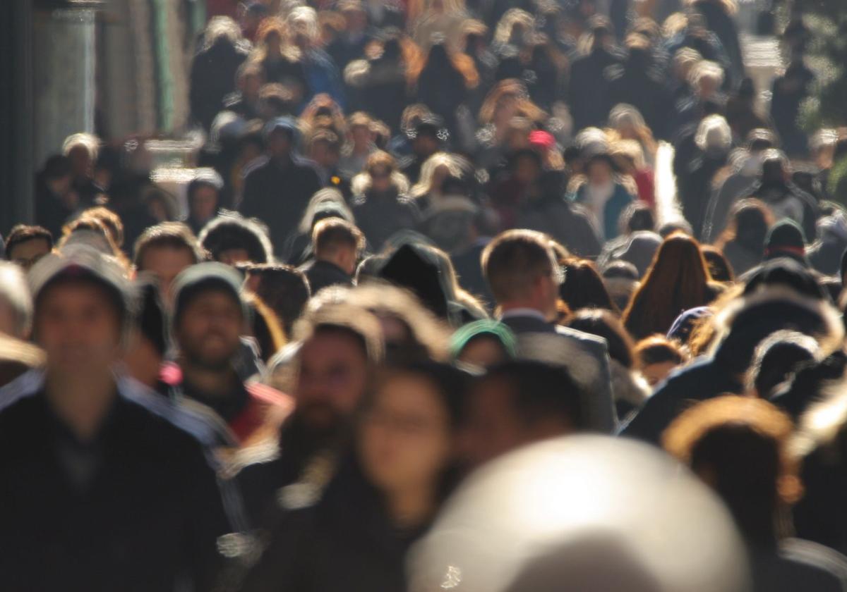 Más mujeres que hombres, 44 años de media y concentrados en La Trinidad y El Palo: así es el padrón de Málaga