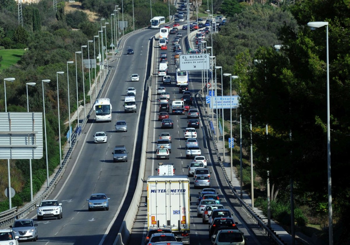 Tráfico en la autovía A-7 en los accesos a Marbella, de titularidad pública estatal.