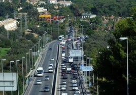 Tráfico en la autovía A-7 en los accesos a Marbella, de titularidad pública estatal.