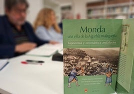 La portada del libro 'Monda: una villa de la Algarbía malagueña. Toponimia y onomástica andalusíes' se muestra durante su presentación en la Biblioteca Municipal de Monda.