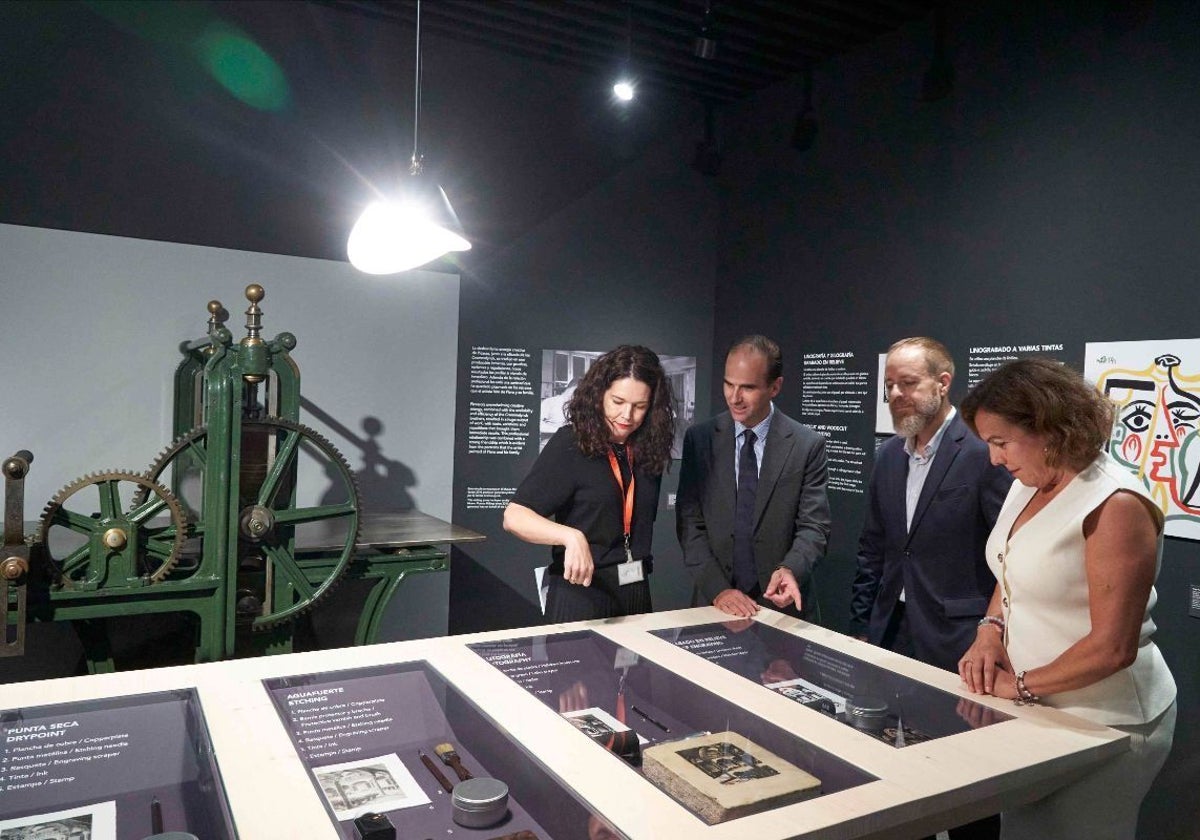 Los representantes institucionales visitan la nueva sala de grabado del Museo Picasso Málaga.