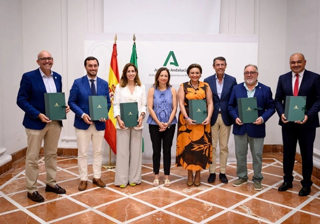 Gallardo, Real, Gómez, Navarro, Del Cid, Fernández Tapia, Villanova y Bermúdez tras la firma del convenio, en julio.