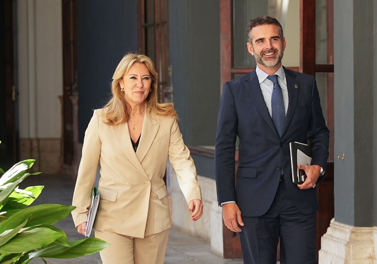 La consejera de Hacienda, Carolina España, y el de Agricultura y Agua, Ramón Fernández-Pacheco