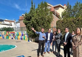 El delegado territorial de Educación y el alcalde veleño, este martes en la visita al colegio El Romeral.