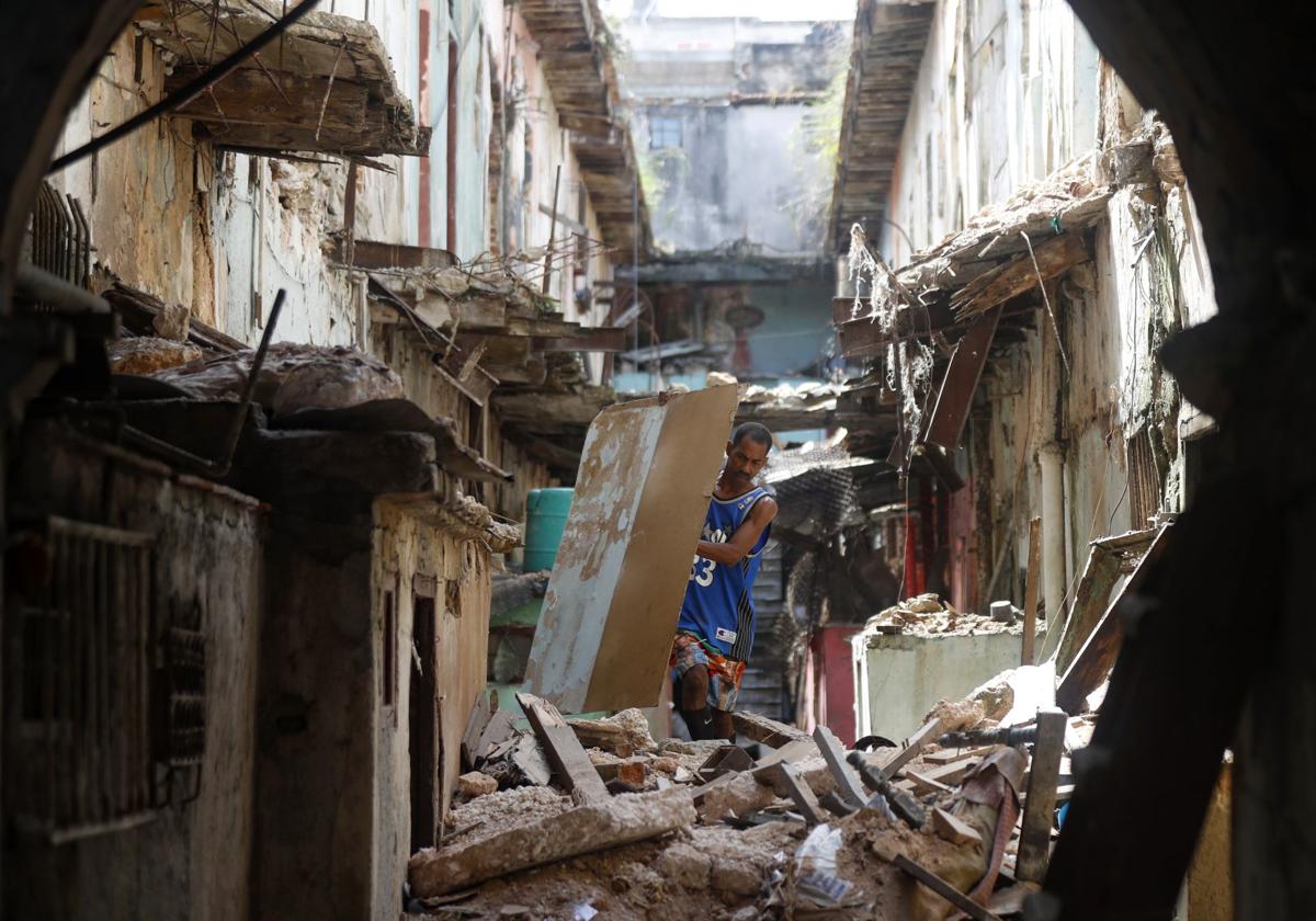 Un hombre saca escombros de un edificio en ruinas este lunes en La Habana (Cuba).