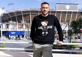 Dioni, en frente de La Rosaleda, el estadio de los sueños del delantero, que oficia de local en él después de muchos años de carrera.