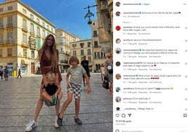 La hawaiana Alana Blanchard, en la plaza de Félix Sáenz la semana pasada con sus dos hijos.