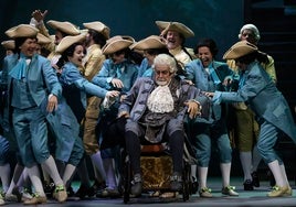 Miembros del coro en la ópera 'Manon Lescaut' que se representó el pasado mayo en el Cervantes.