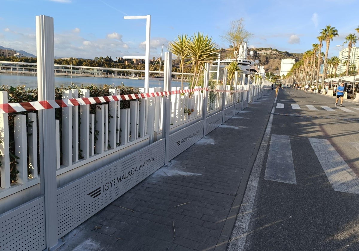 Soportes ya instalados para los paneles transparentes de seguridad en el muelle uno.