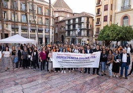 Algunos de los protestantes, esta tarde en la plaza de la Constitución.