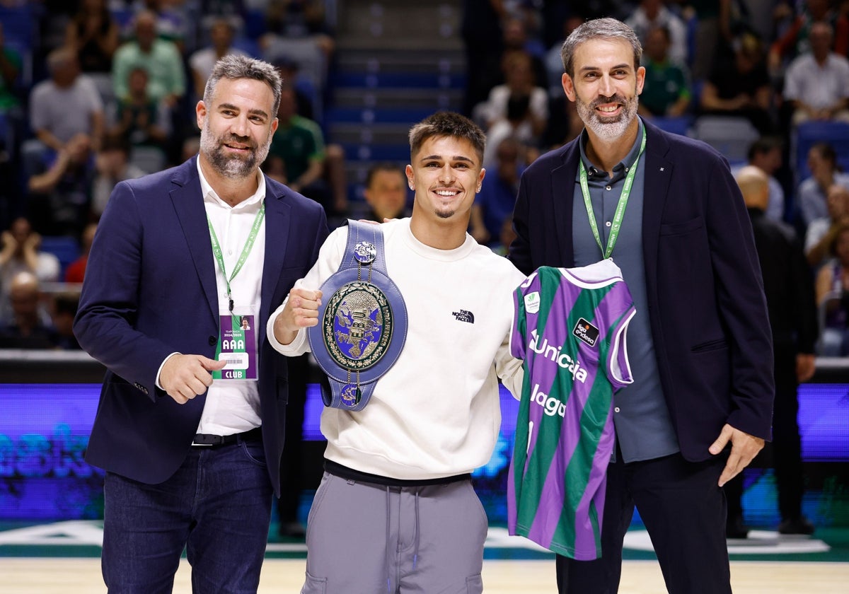 Carlos Cabezas, Samuel Molina y Berni Rodríguez, antes del comienzo del Unicaja-Petkimspor.