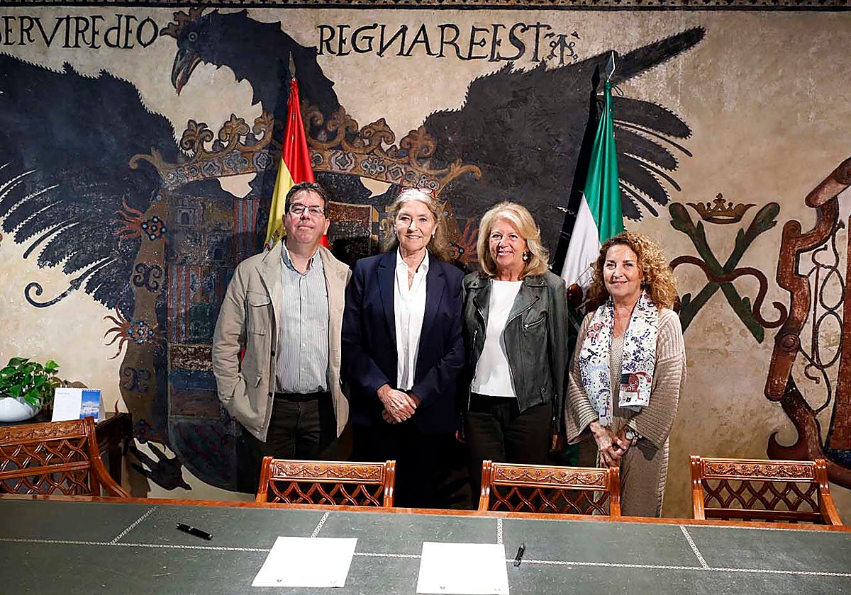 La alcaldesa, Ángeles Muñoz, junto a representantes de la asociación.