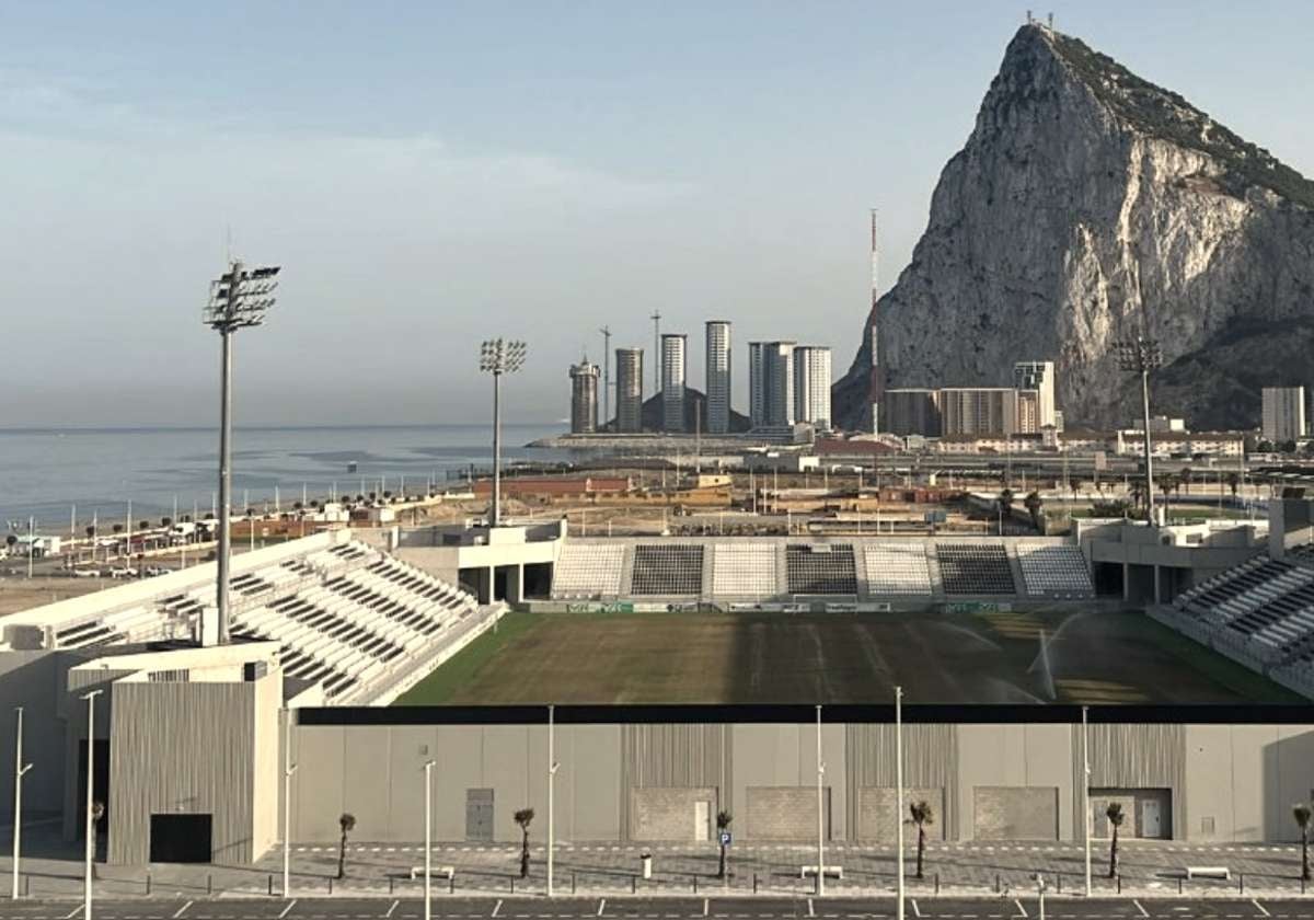 El Estadio Municipal de La Línea, en el que se celebrará el duelo copero.