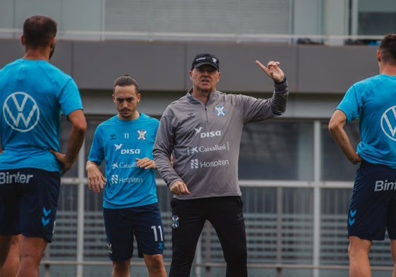 Pepe Mel, que entrenó al Málaga hace poco tiempo, dirige una sesión de trabajo del Tenerife.