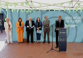 José M. Domínguez, presidente de Fundación Unicaja, en el atril; Sergio Corral, director general de la institución; Mariana Pineda, concejala de Cultural y Patrimonio Histórico del Ayuntamiento de Málaga; Manuel Marmolejo, vicepresidente de la Diputación; Gemma del Corral, delegada territorial de Turismo; y Teresa Porras, concejala del Ayuntamiento.