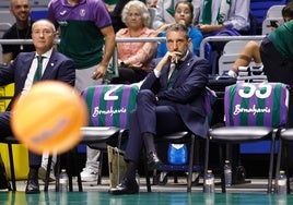 Ibon Navarro observa a sus jugadores durante el calentamiento.