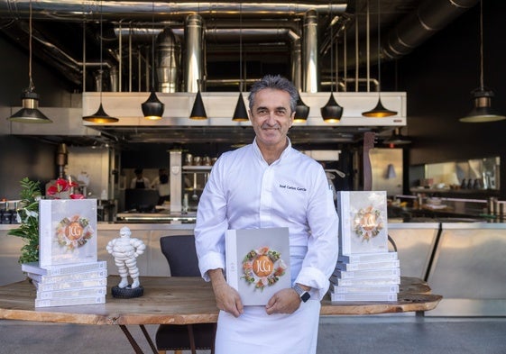 José Carlos García posa con un ejemplar del libro en el restaurante.