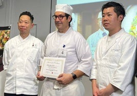 Carlos Navarro, con los cocineros miembros del jurado.