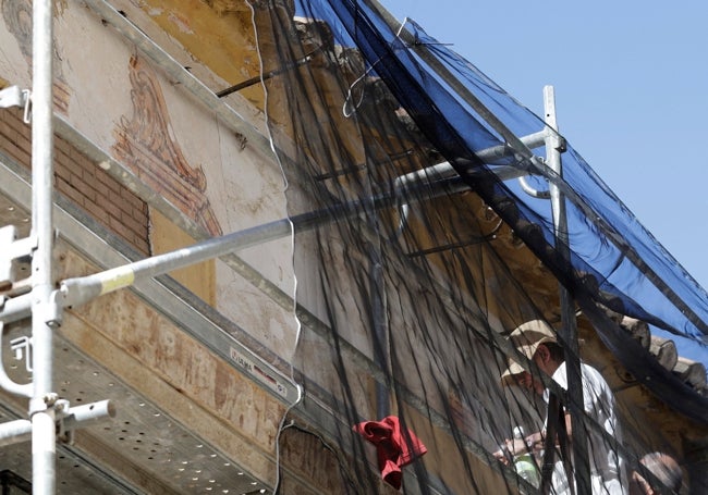 Aunque algunas pinturas han desaparecido por intervenciones posteriores, los murales ocupaban los vanos de la fachada.