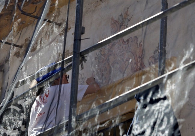 El delicado trabajo de los restauradores está sacando a la luz las pinturas murales.