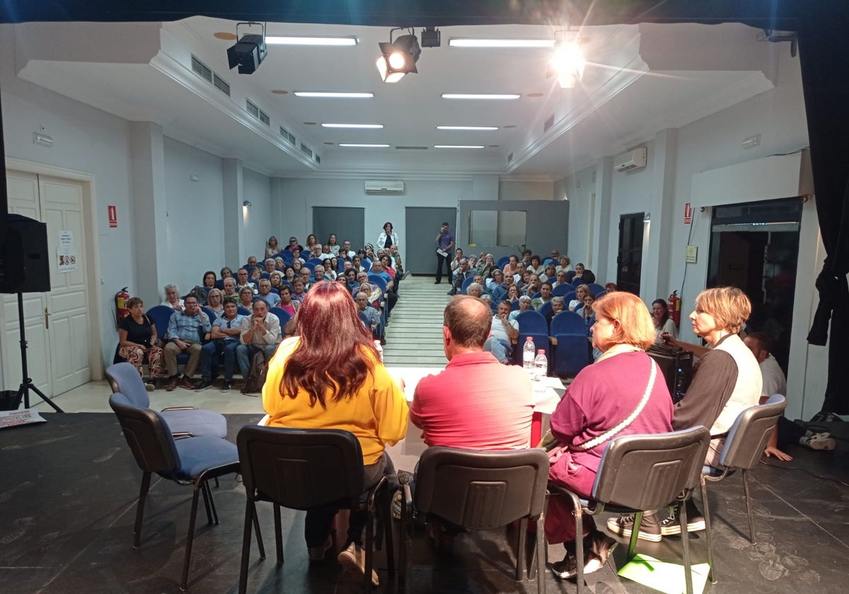 Los profesionales sanitarios se dirigen a los asistentes a la actividad organizada por la Plataforma por la Defensa de la Sanidad Publica de Rincón de la Victoria.