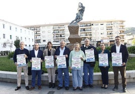 Representantes de la plataforma sanitaria, PSOE e IU convocando la concentración