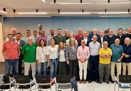 Asistentes a la primera asamblea de la Asociación Unicaja Baloncesto Máster y los miembros de la Junta directiva.