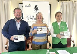 Benito Avilés de la DOP Aceite de Antequera, y Susana Leruite y Ana Pérez de la AECC con el calendario benéfico del año 2025