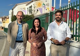 Los ediles Lourdes Piña y David Segura, con un representante de la empresa Jetnet, este jueves en Triana.