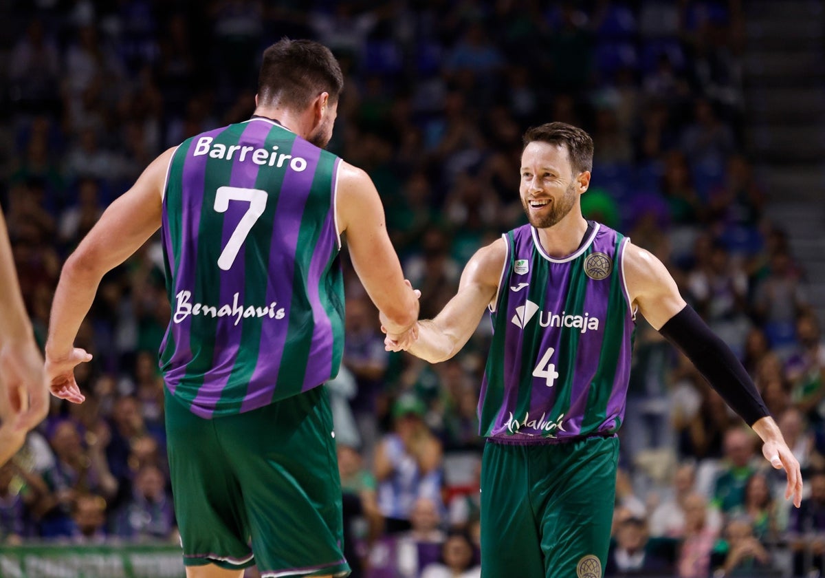 Barreiro y Kalinoski celebran una canasta en el partido ante el Petkimspor.