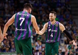 Barreiro y Kalinoski celebran una canasta en el partido ante el Petkimspor.