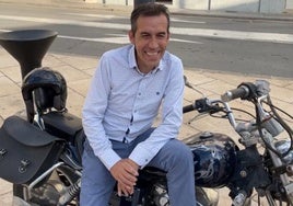 El veleño Andrés García, de 54 años, con su motocicleta, que salvará del embargo con el premio.