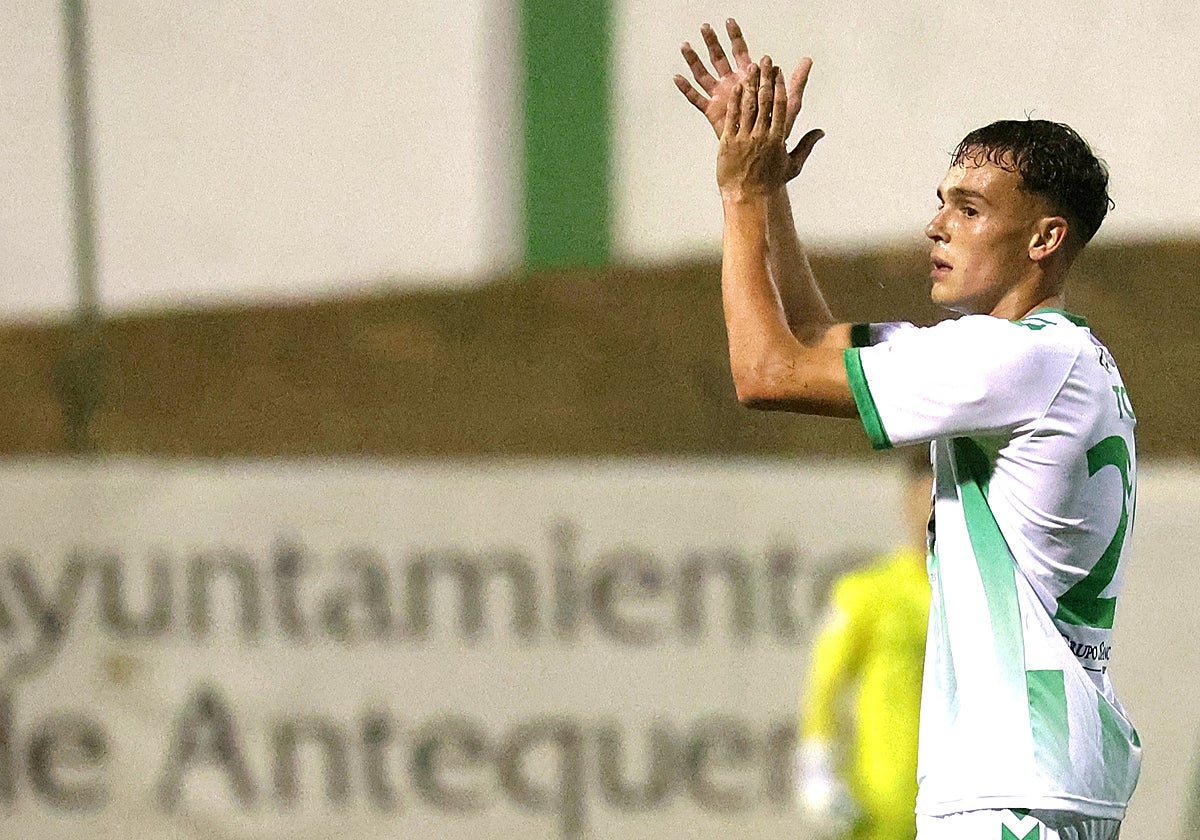 Topo agradece el respaldo del público en El Maulí en su partido ante el Marbella.