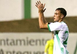 Topo agradece el respaldo del público en El Maulí en su partido ante el Marbella.